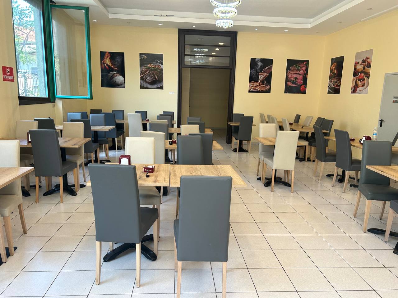 Interno accogliente della pizzeria